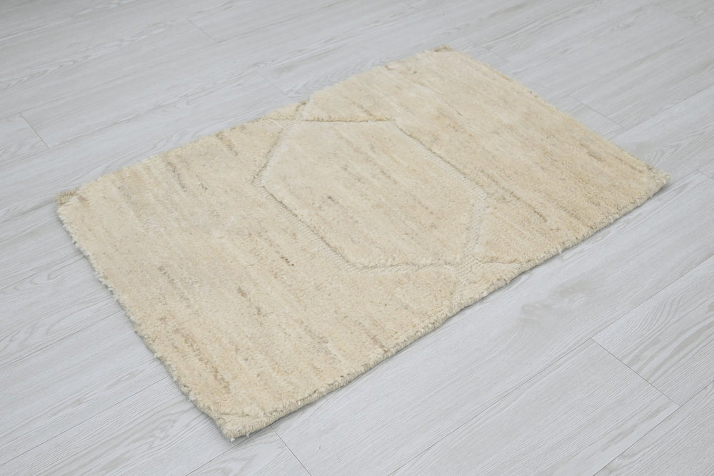 white Accent rug 2' 0" x 3' 0"