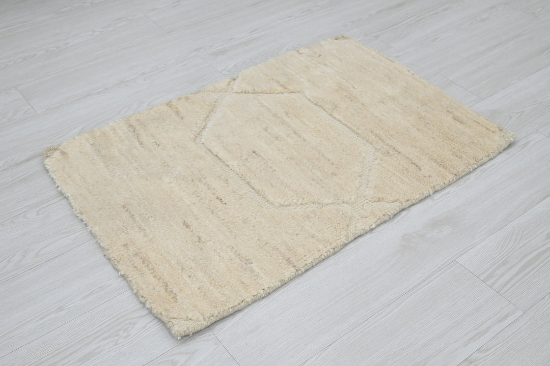 white Accent rug 2' 0" x 3' 0"