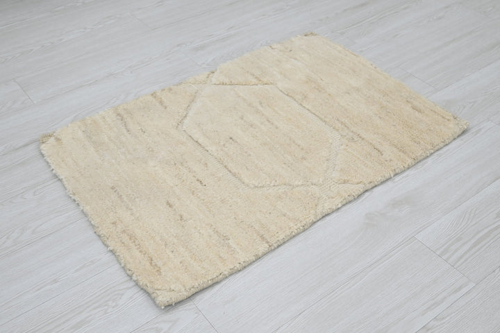 white Accent rug 2' 0" x 3' 0"
