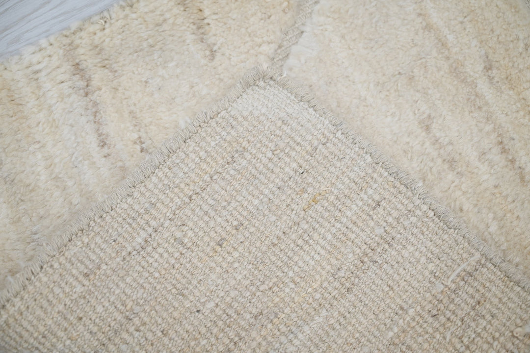 white Accent rug 2' 0" x 3' 0"
