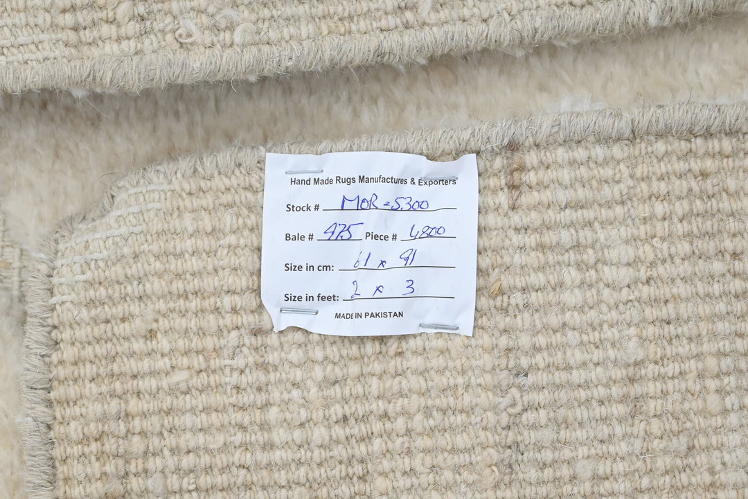 white Accent rug 2' 0" x 3' 0"
