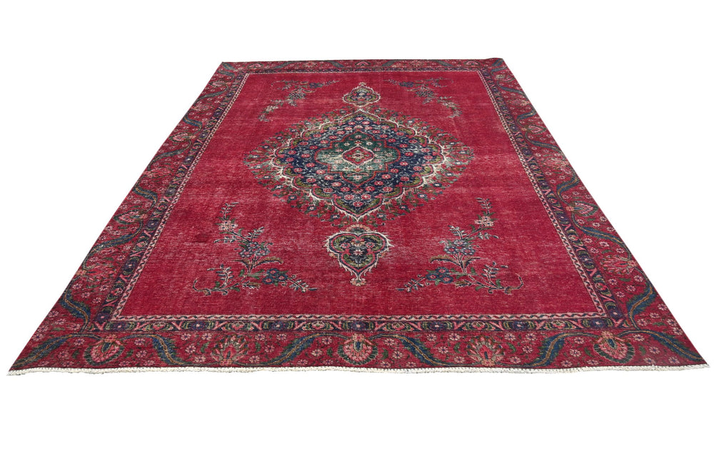 red Large rug 7' 4" x 9' 8"