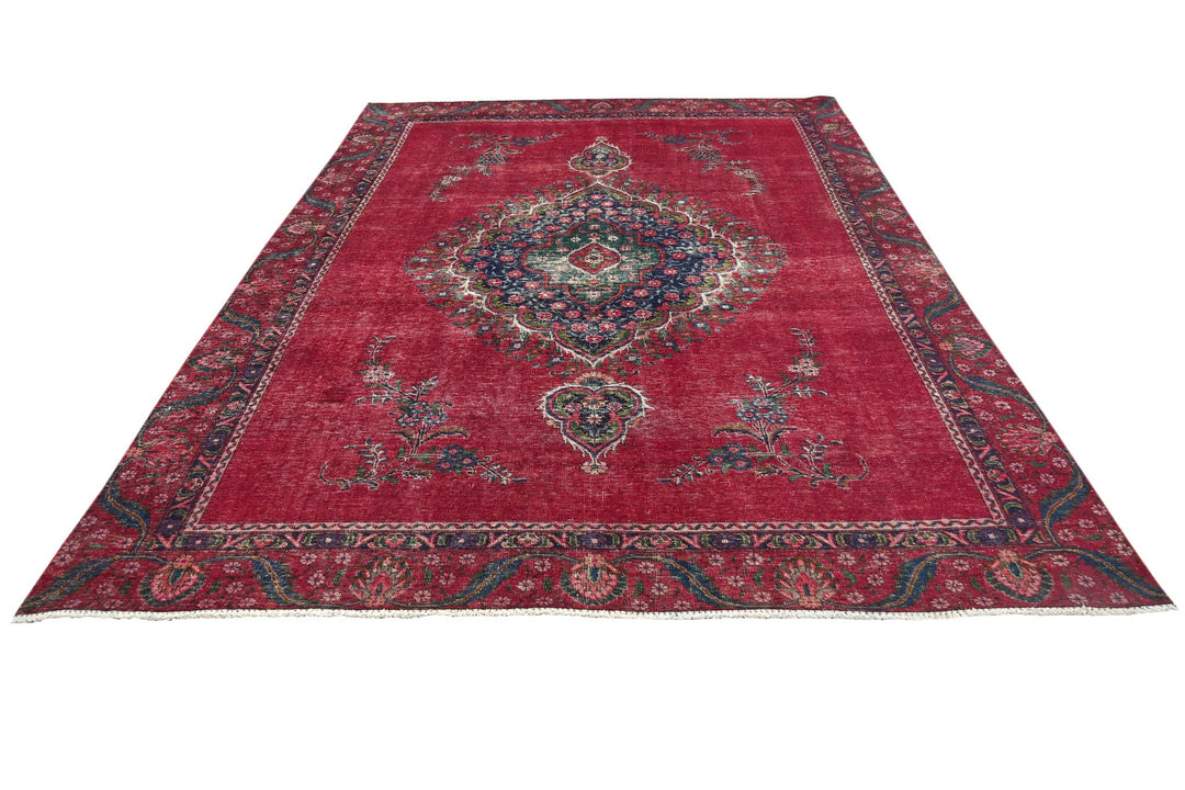 red Large rug 7' 4" x 9' 8"