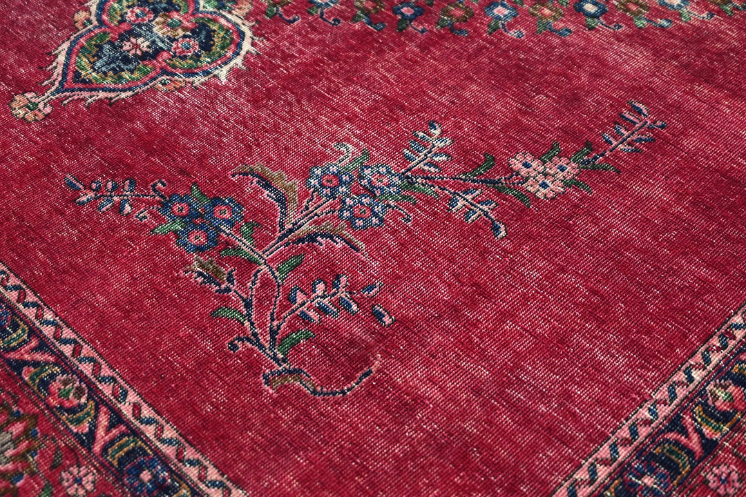 red Large rug 7' 4" x 9' 8"