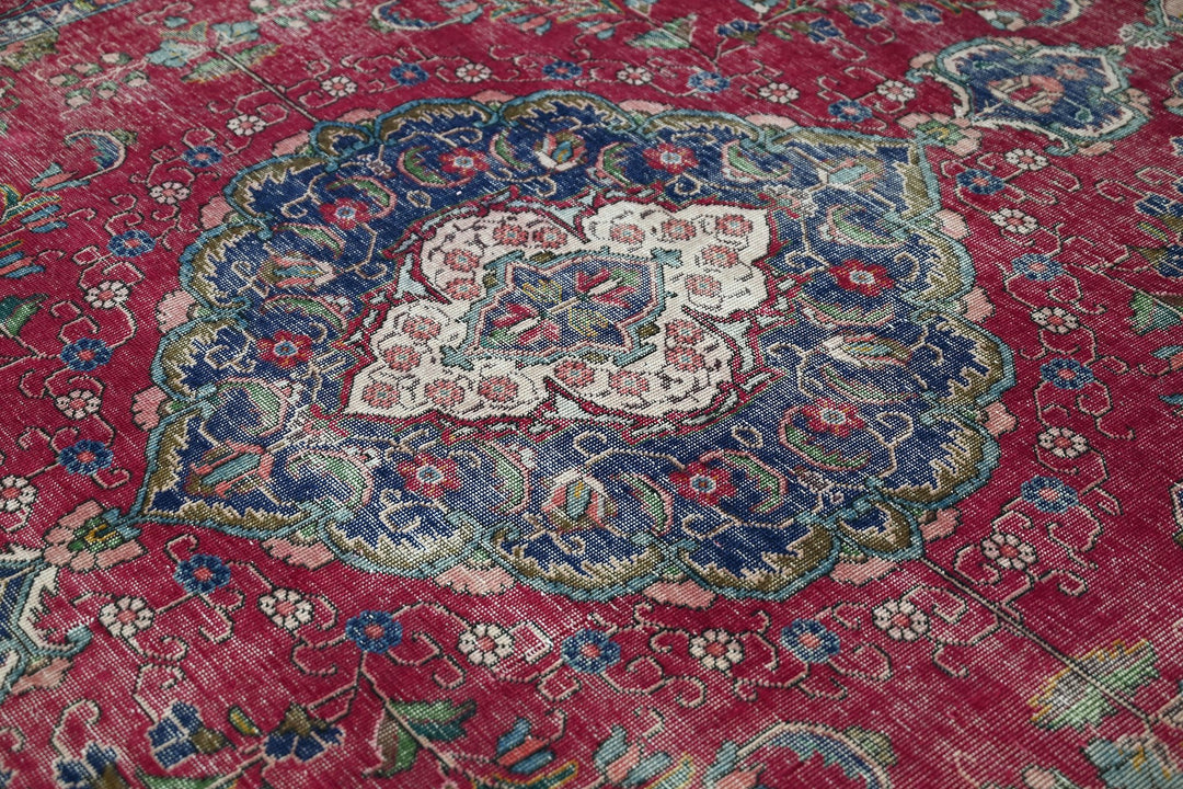 red Large rug 8' 0" x 10' 3"