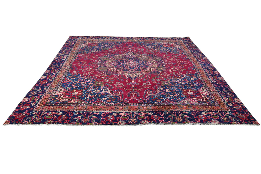 red Oversized rug 8' 6" x 9' 0"