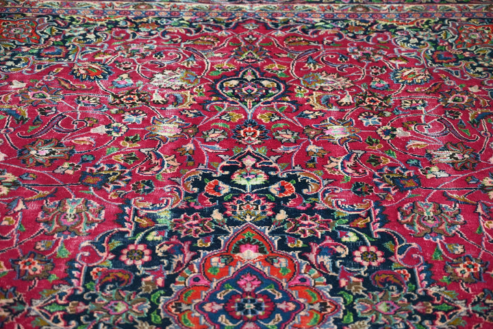 red Large rug 7' 9" x 10' 11"