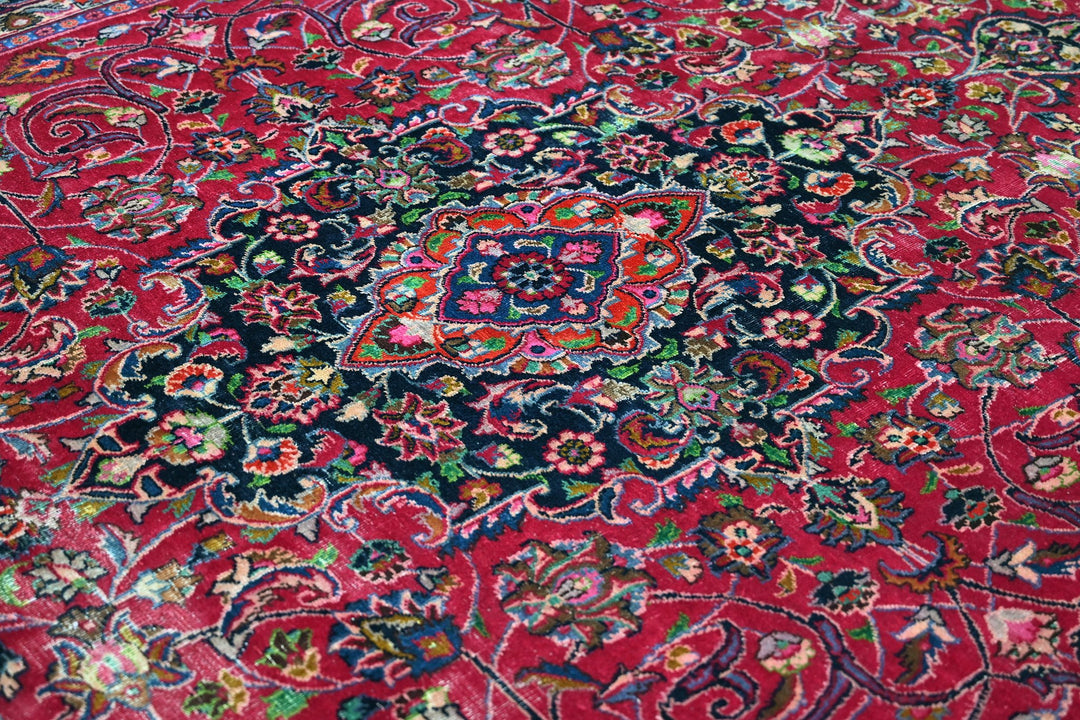 red Large rug 7' 9" x 10' 11"