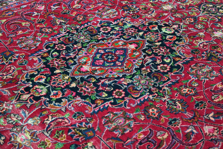red Large rug 7' 9" x 10' 11"