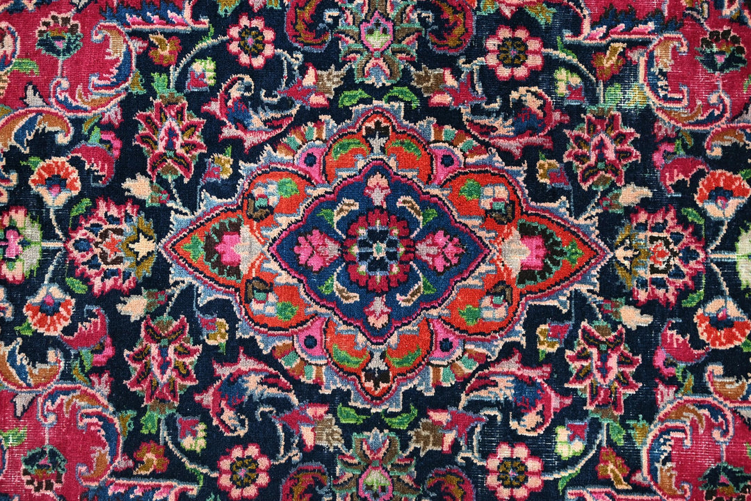 red Large rug 7' 9" x 10' 11"