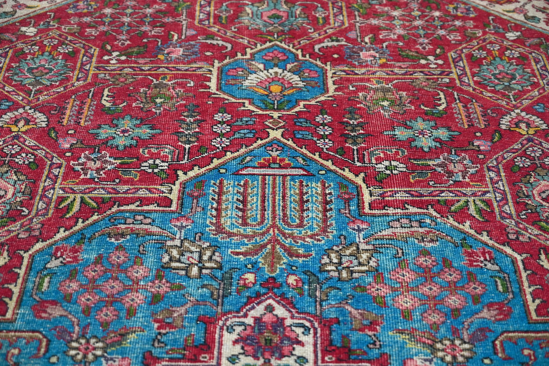 red Large rug 7' 9" x 10' 10"