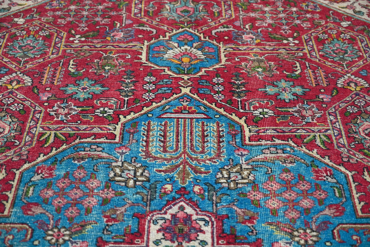 red Large rug 7' 9" x 10' 10"