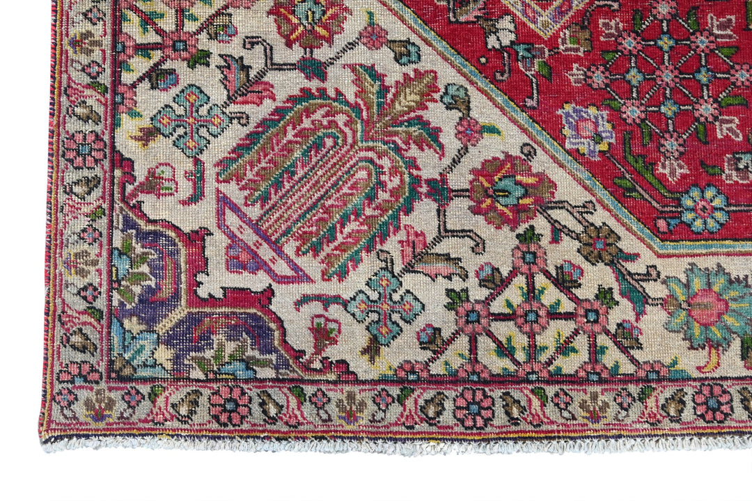 red Large rug 7' 9" x 10' 10"
