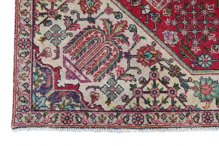 red Large rug 7' 9" x 10' 10"