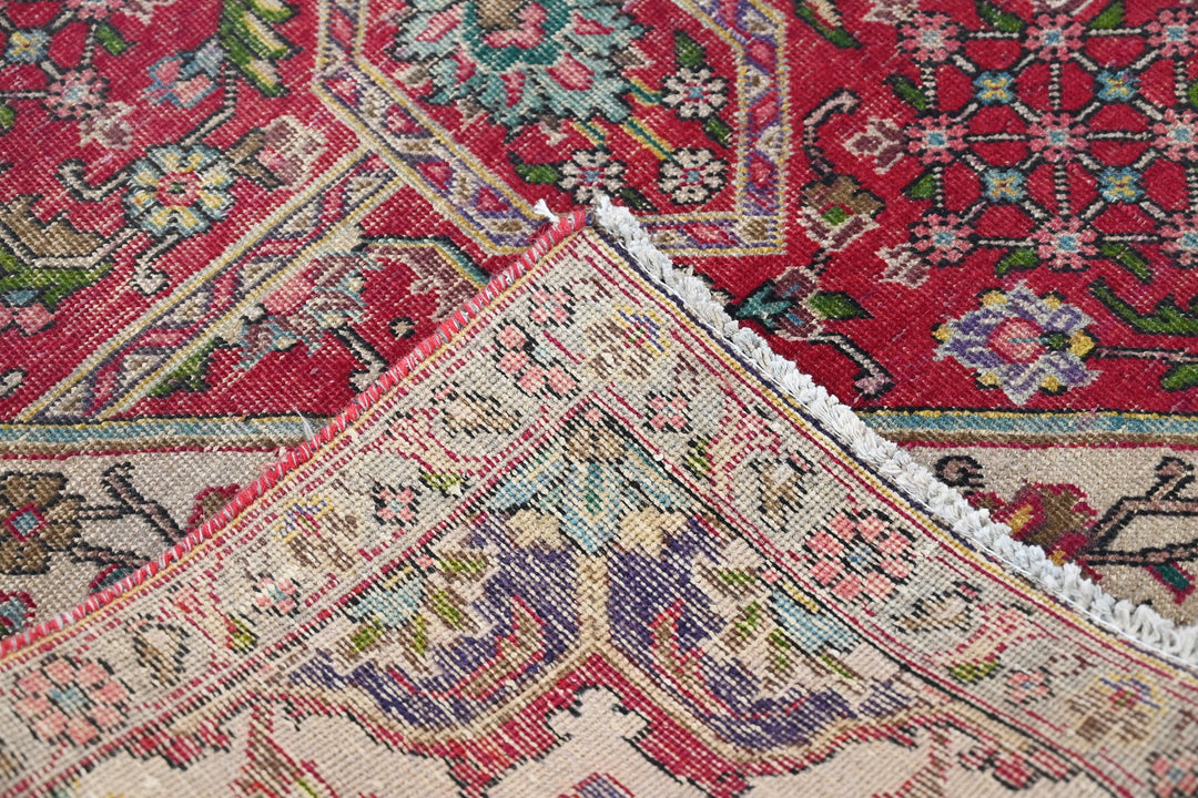 red Large rug 7' 9" x 10' 10"