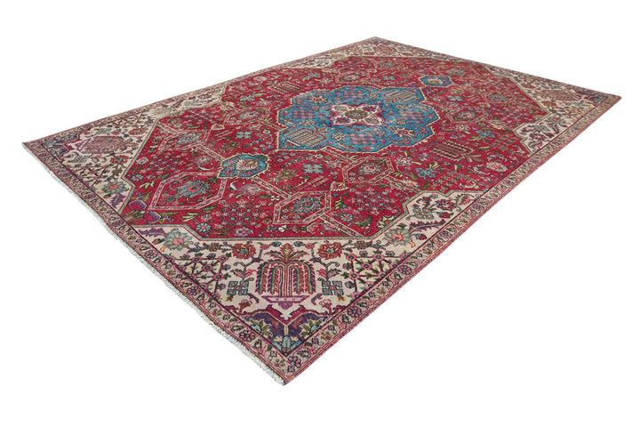 red Large rug 7' 9" x 10' 10"