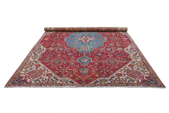 red Large rug 7' 9" x 10' 10"
