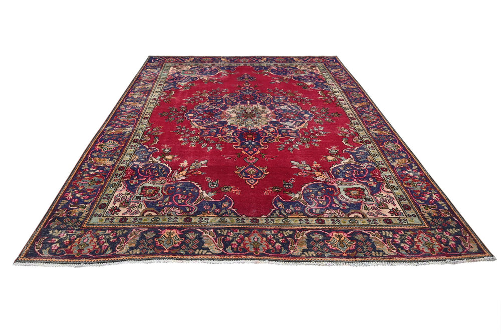 red Large rug 7' 9" x 10' 1"