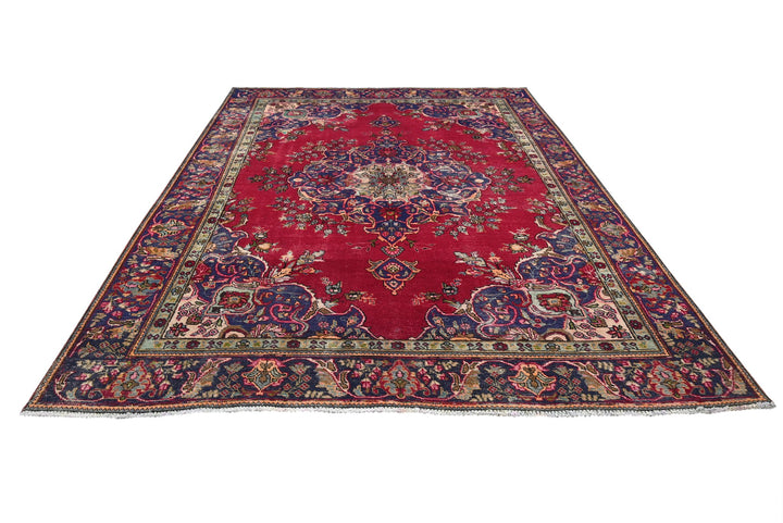 red Large rug 7' 9" x 10' 1"