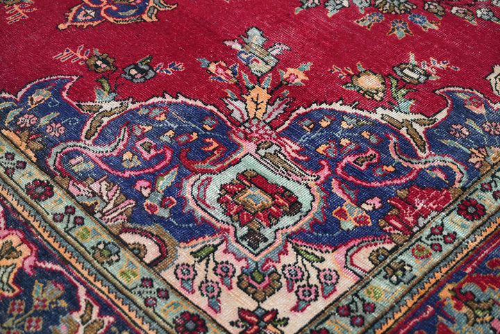 red Large rug 7' 9" x 10' 1"
