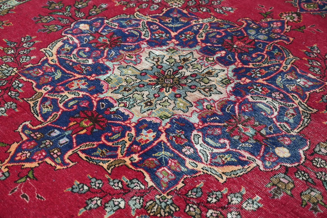 red Large rug 7' 9" x 10' 1"