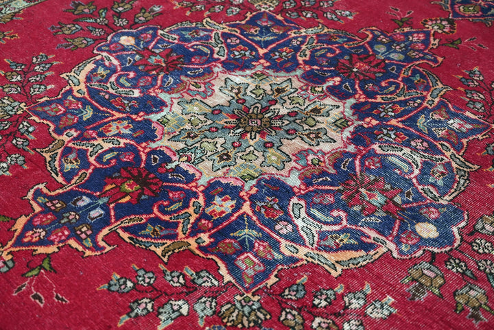 red Large rug 7' 9" x 10' 1"