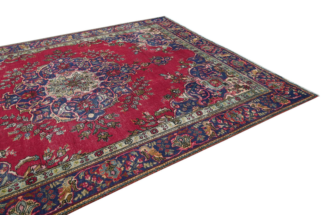 red Large rug 7' 9" x 10' 1"