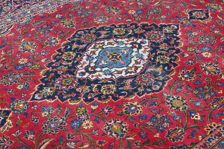 red Large rug 7' 5" x 10' 11"