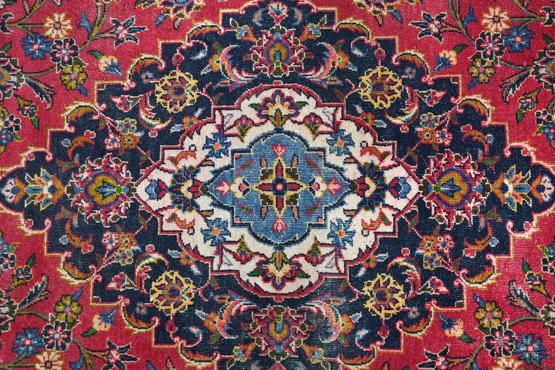 red Large rug 7' 5" x 10' 11"
