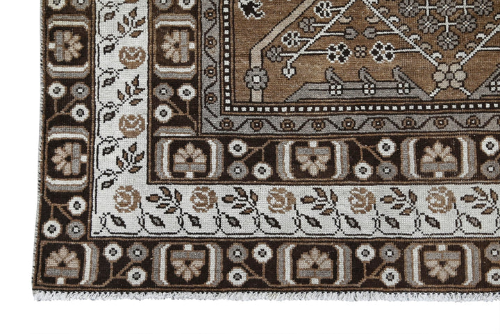 brown Large rug 8' 0" x 10' 10"