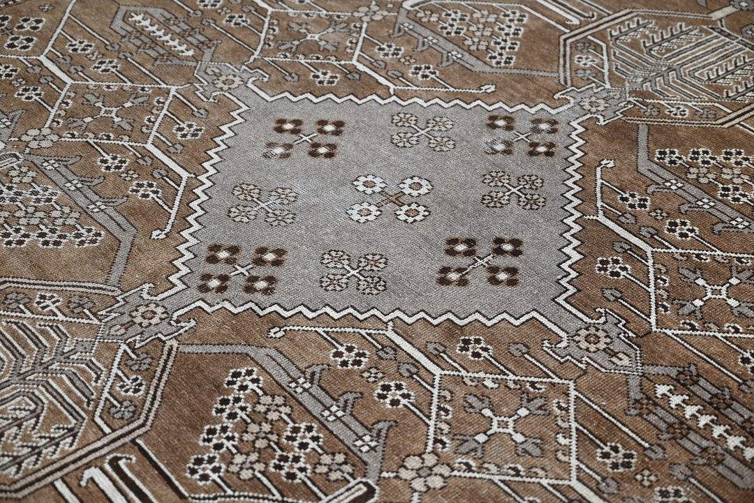 brown Large rug 8' 0" x 10' 10"