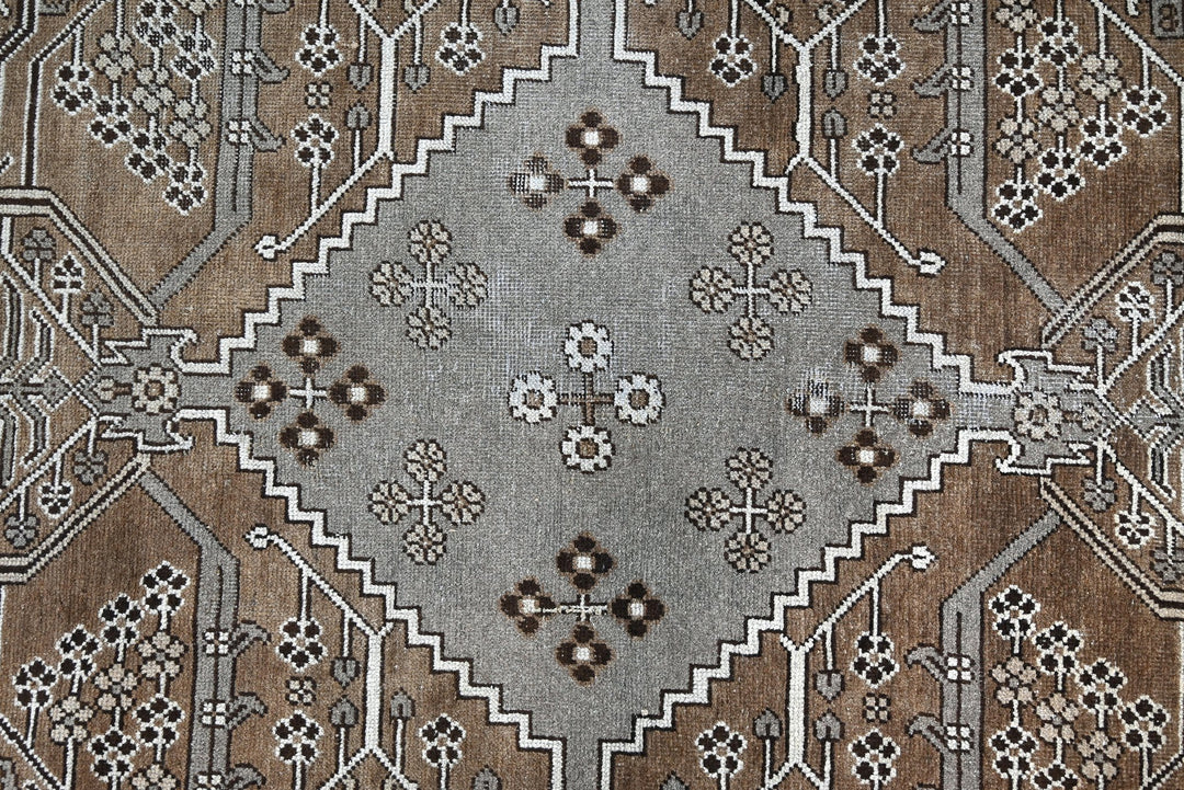 brown Large rug 8' 0" x 10' 10"