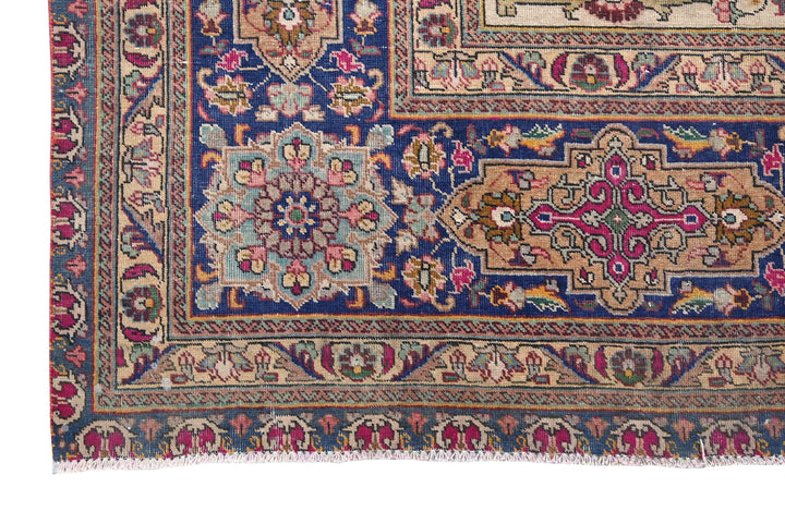 red Oversized rug 6' 11" x 12' 10"
