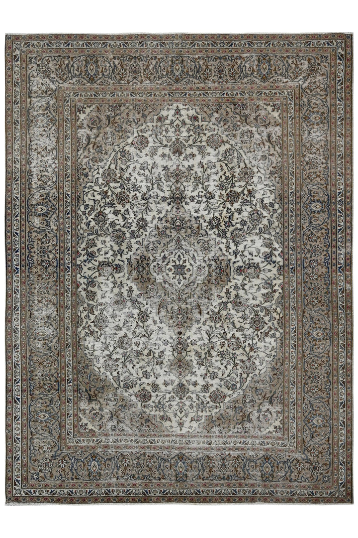 white Large rug 7' 10" x 10' 7"