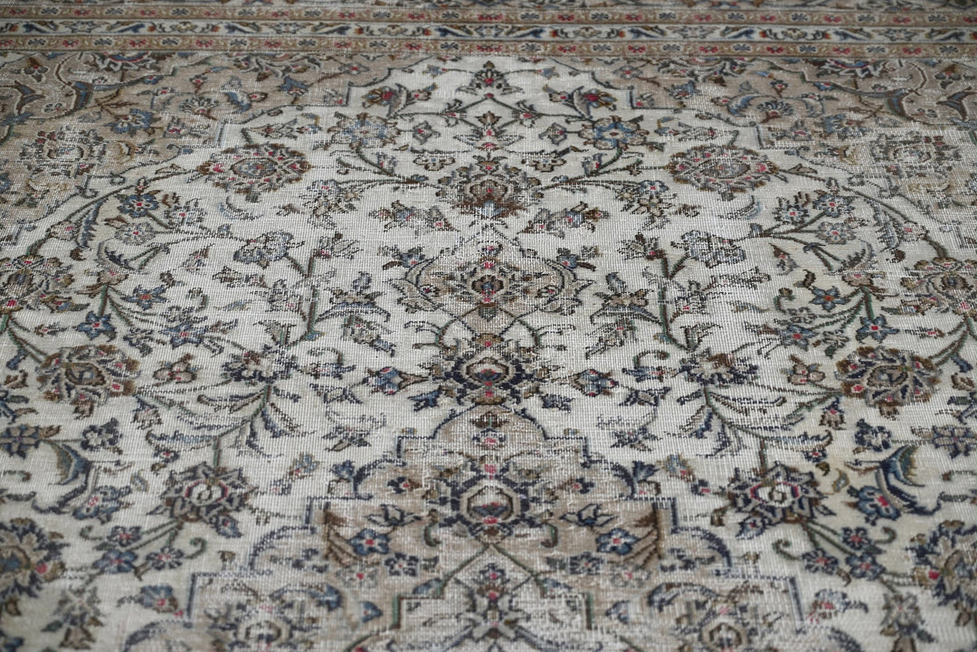 white Large rug 7' 10" x 10' 7"
