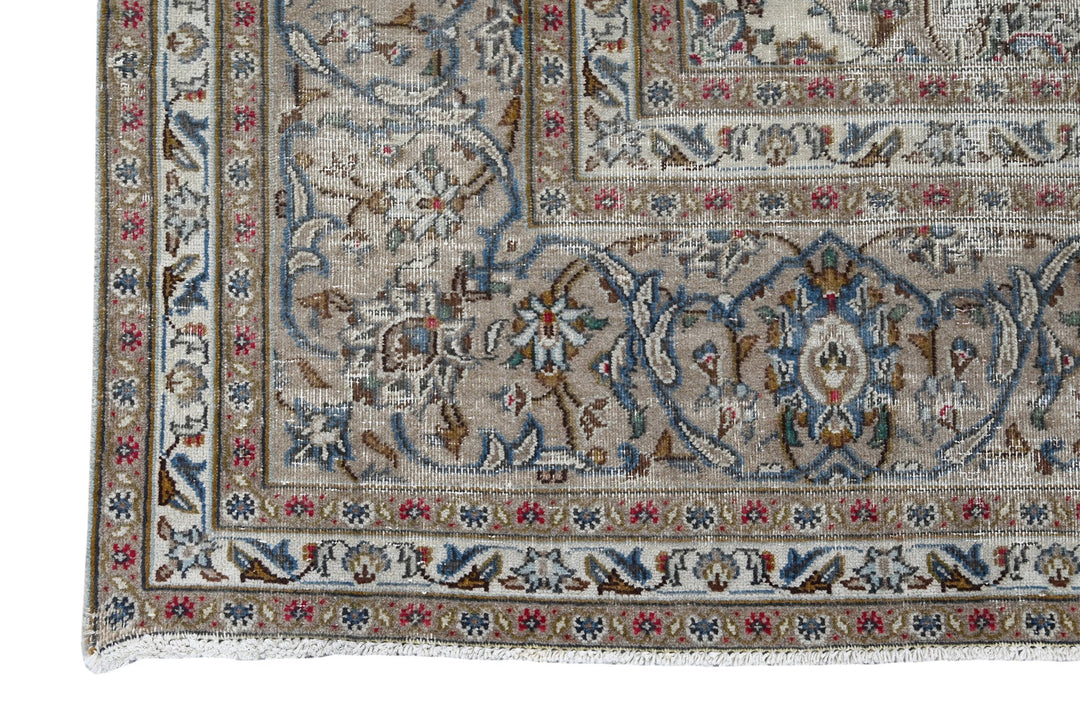 white Large rug 7' 10" x 10' 7"