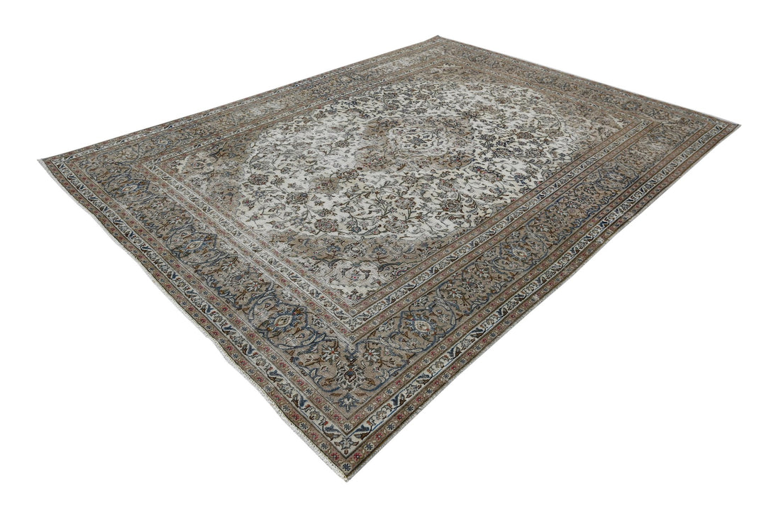 white Large rug 7' 10" x 10' 7"