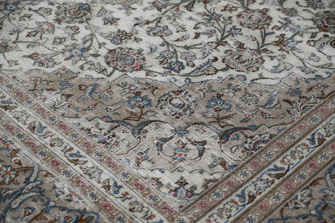 white Large rug 7' 10" x 10' 7"