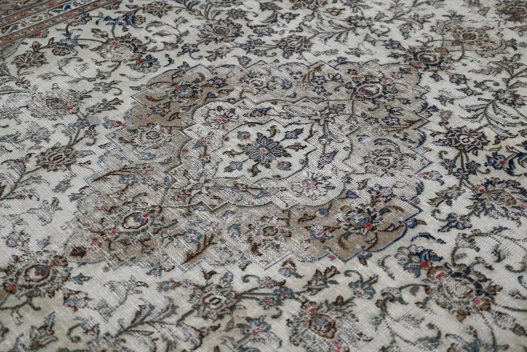 white Large rug 7' 10" x 10' 7"