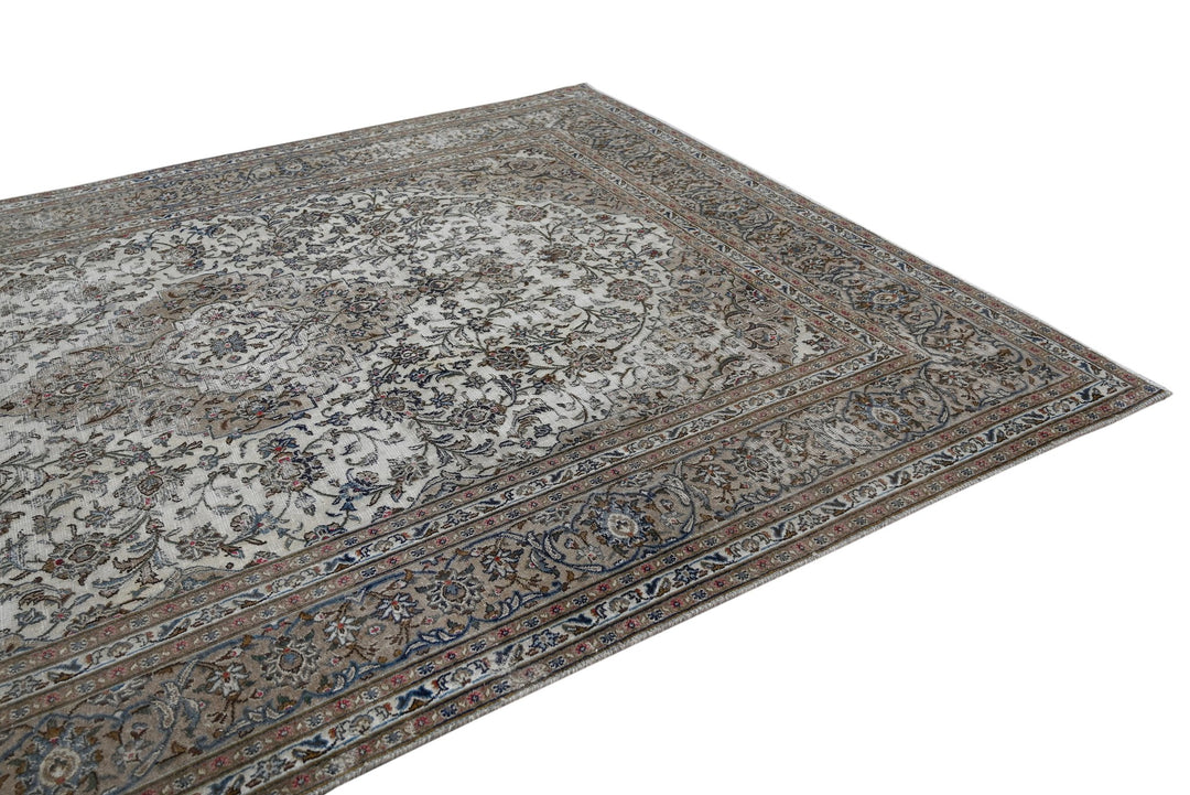 white Large rug 7' 10" x 10' 7"