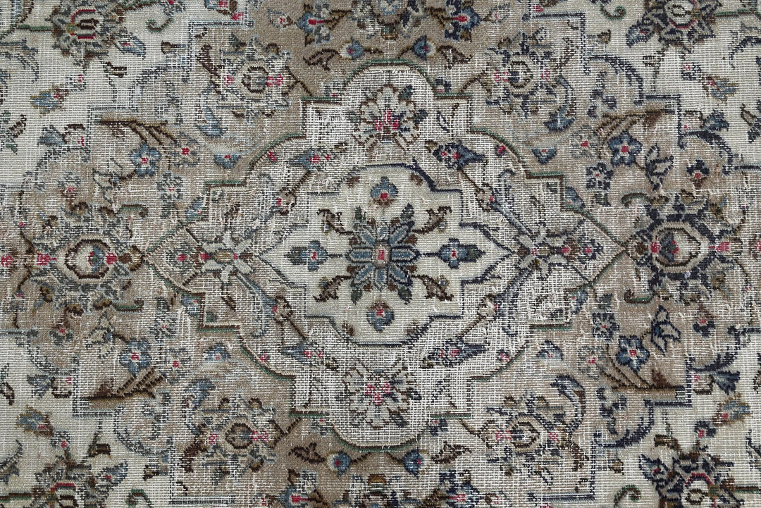 white Large rug 7' 10" x 10' 7"
