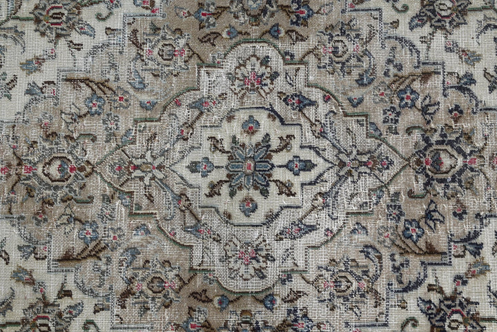 white Large rug 7' 10" x 10' 7"