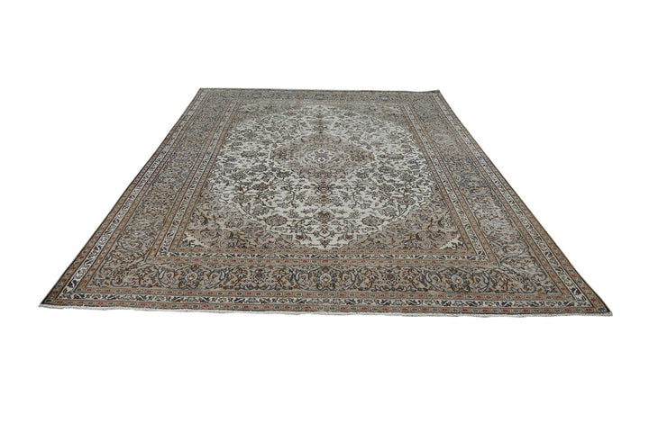 white Large rug 7' 10" x 10' 7"