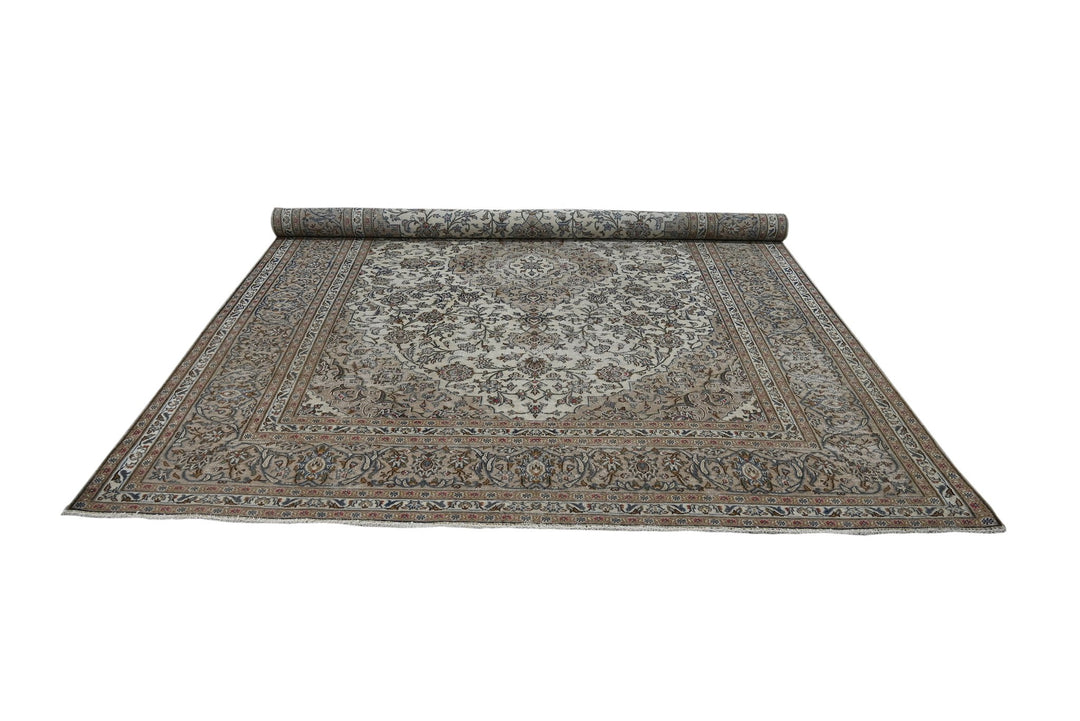 white Large rug 7' 10" x 10' 7"