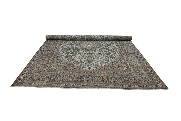 white Large rug 7' 10" x 10' 7"