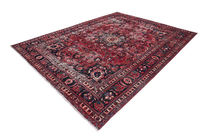 red Large rug 7' 11" x 10' 5"