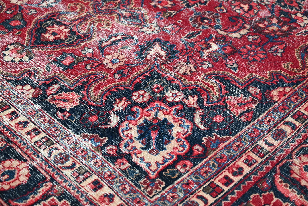red Large rug 7' 11" x 10' 5"