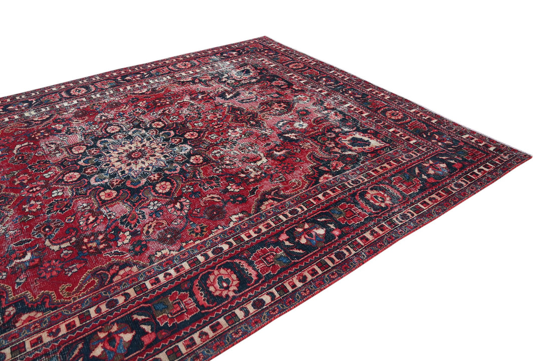 red Large rug 7' 11" x 10' 5"