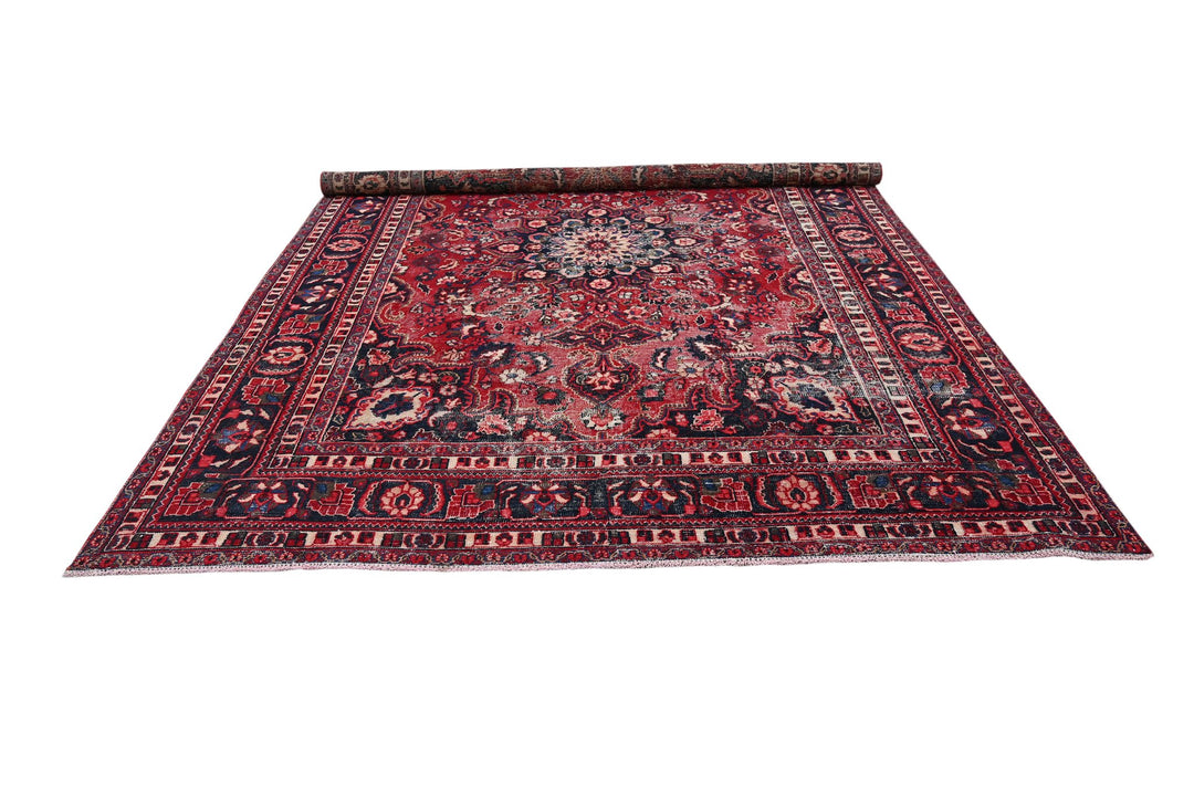 red Large rug 7' 11" x 10' 5"