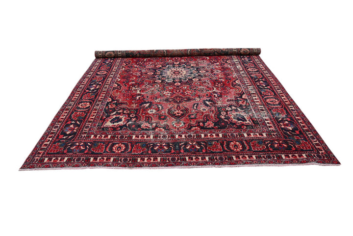 red Large rug 7' 11" x 10' 5"